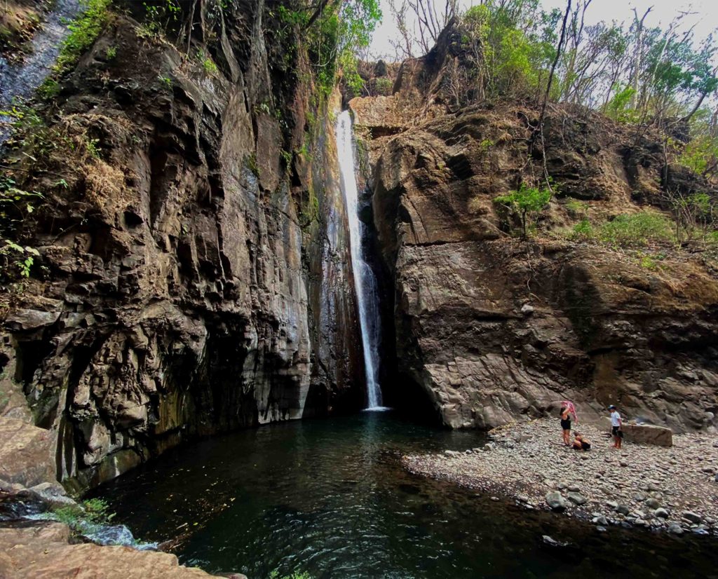 Alcaldía reduce el cobro de ingreso a las cascadas de Tamanique - MalaYerba
